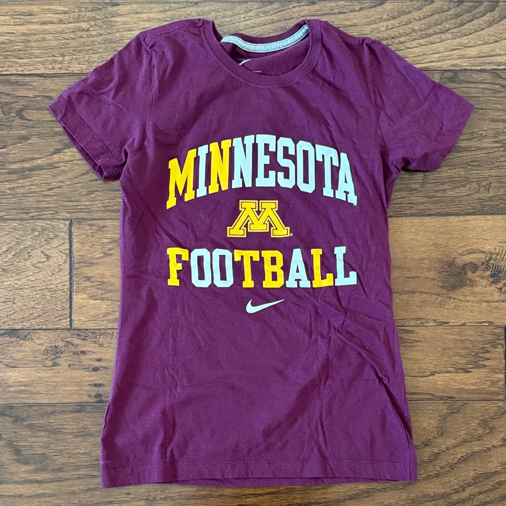 Nike Women’s Minnesota Football Tee - size medium